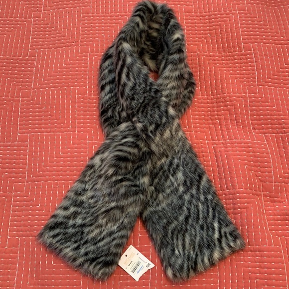 NWT Soft Faux Fur authentic Michael Kors Scarf 🐯